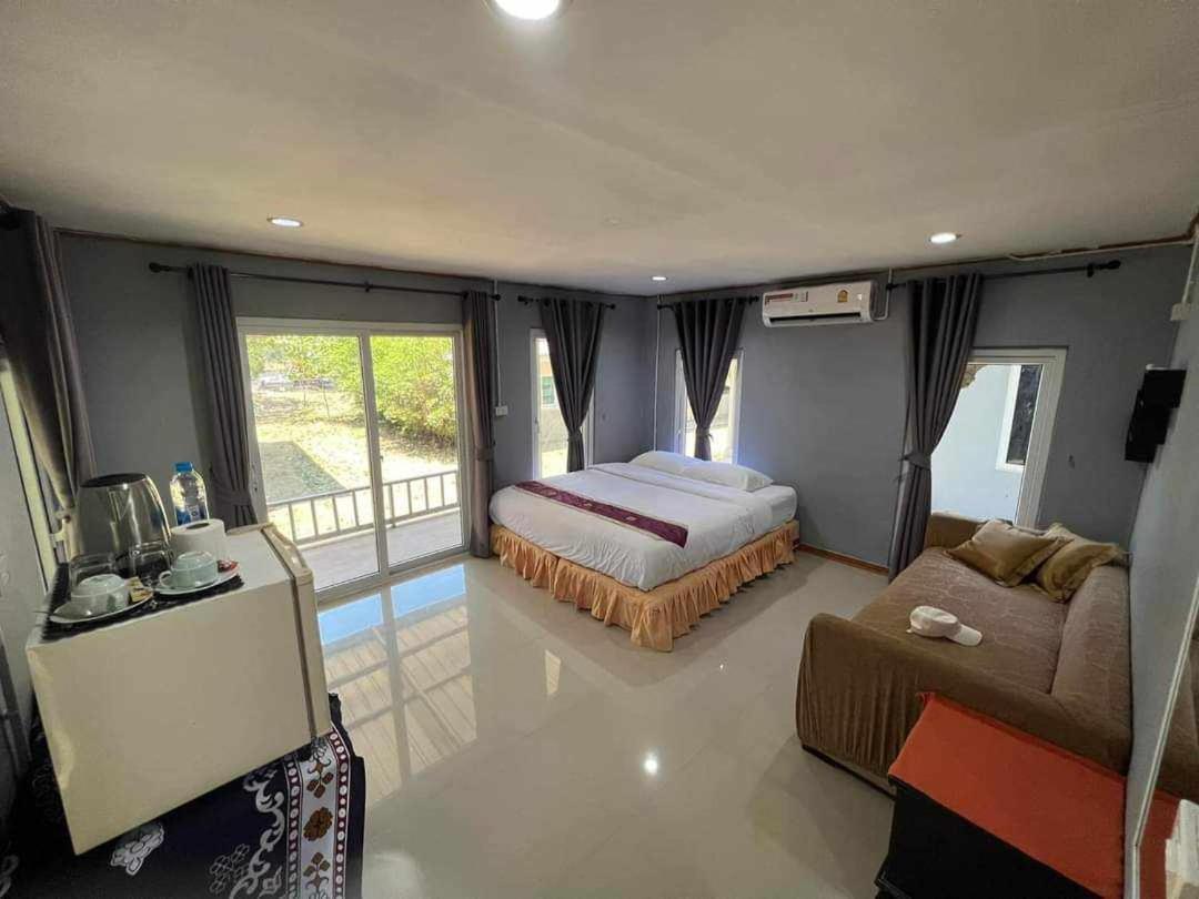 Family Resort Koh Phayam Exterior photo